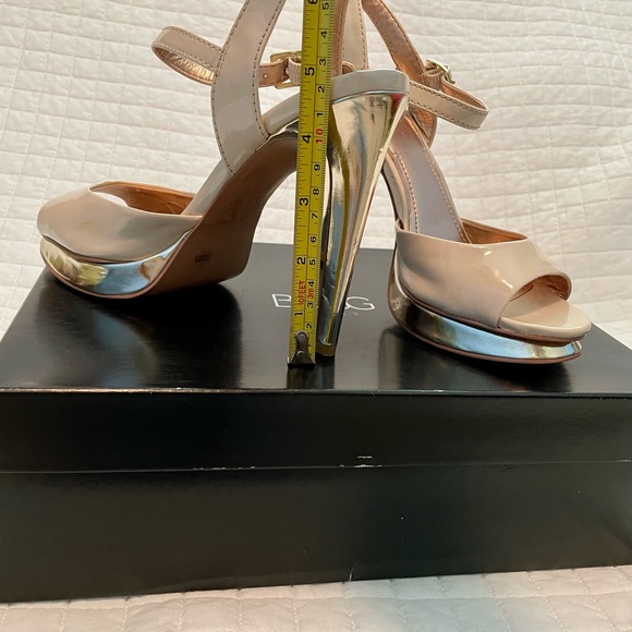 BCBG PATENT LEATHER HEELS - Picture 3 of 4